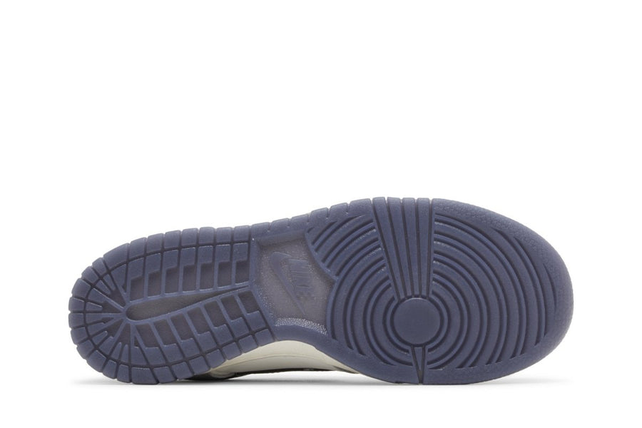 Vista traseira do Nike Nike Dunk Low Light Carbon mostrando calcanheira e detalhes do solado