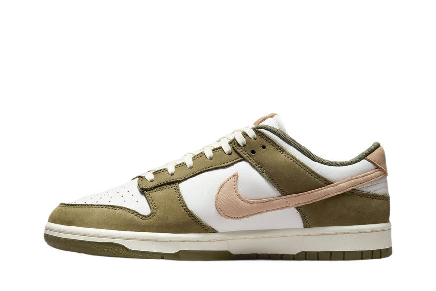 Vista lateral do Nike Nike Dunk Low Medium Olive Hemp mostrando design do cabedal e logo da marca