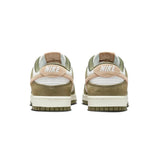 Vista superior do Nike Nike Dunk Low Medium Olive Hemp mostrando abertura, lingueta e cadarços