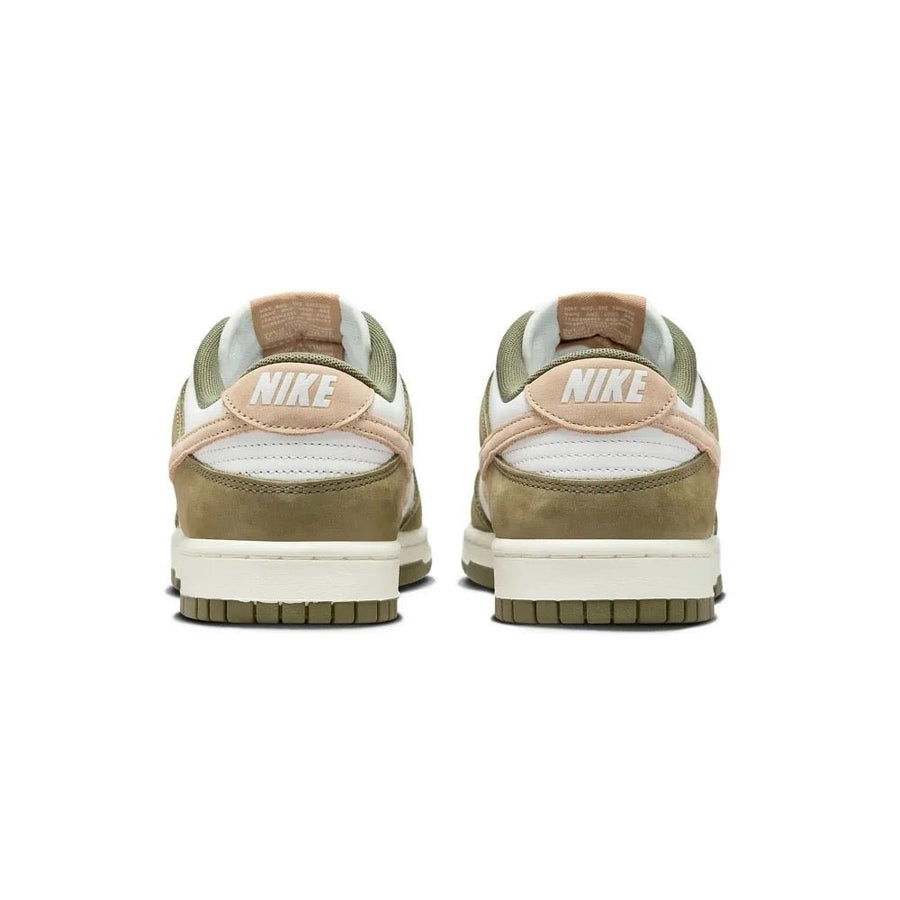 Vista superior do Nike Nike Dunk Low Medium Olive Hemp mostrando abertura, lingueta e cadarços