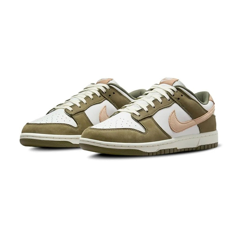 Vista traseira do Nike Nike Dunk Low Medium Olive Hemp mostrando calcanheira e detalhes do solado