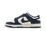 Vista lateral do Nike Nike Dunk Low Next Nature Olympic Azul Marinho mostrando design do cabedal e logo da marca