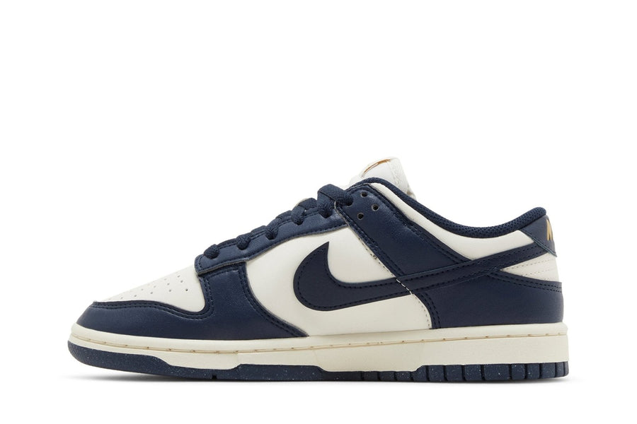 Vista lateral do Nike Nike Dunk Low Next Nature Olympic Azul Marinho mostrando design do cabedal e logo da marca