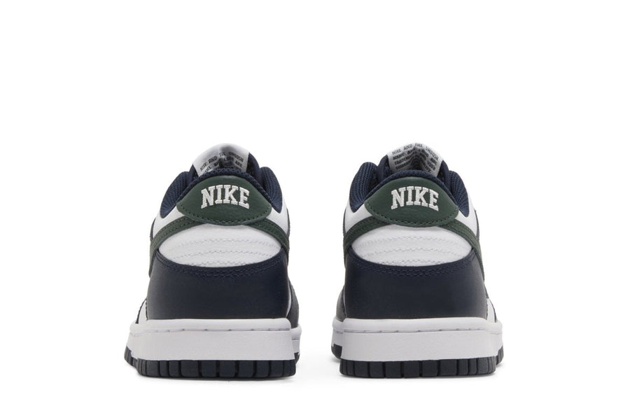 Vista superior do Nike Nike Dunk Low Obsidian Vintage Green Azul Marinho mostrando abertura, lingueta e cadarços