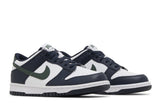 Vista frontal do Nike Nike Dunk Low Obsidian Vintage Green Azul Marinho mostrando biqueira e costuras