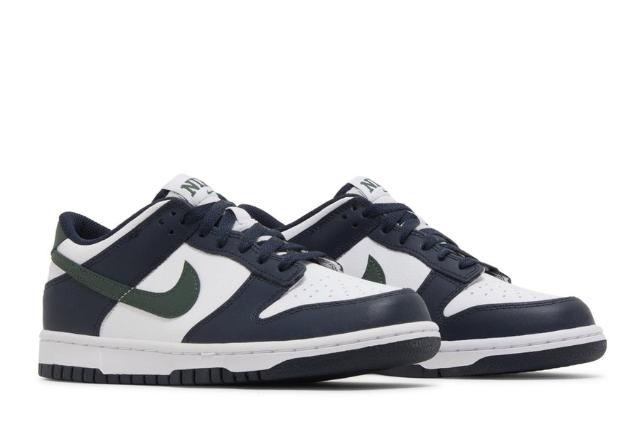 Vista frontal do Nike Nike Dunk Low Obsidian Vintage Green Azul Marinho mostrando biqueira e costuras