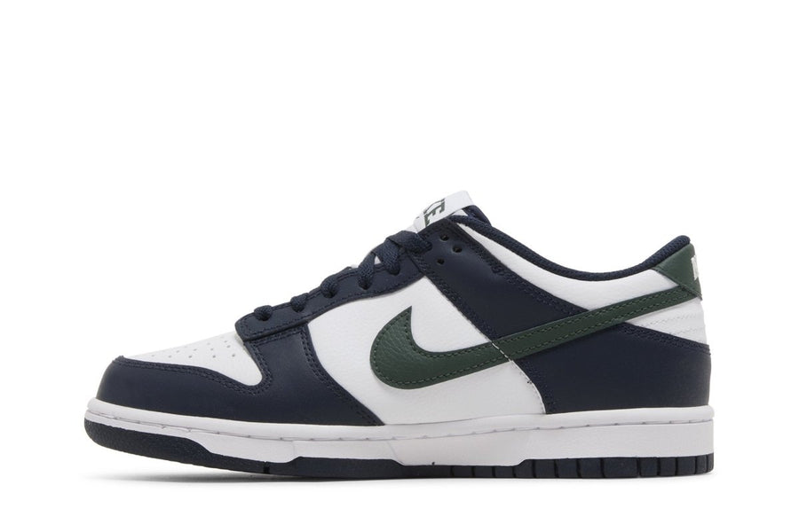 Vista lateral do Nike Nike Dunk Low Obsidian Vintage Green Azul Marinho mostrando design do cabedal e logo da marca