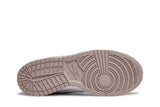 Vista traseira do Nike Nike Dunk Low Pink Velvet mostrando calcanheira e detalhes do solado