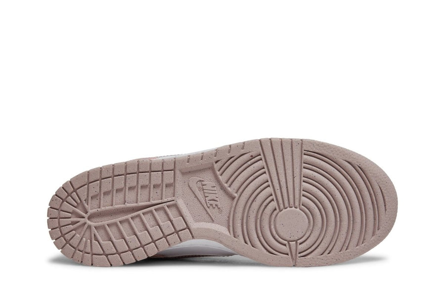 Vista traseira do Nike Nike Dunk Low Pink Velvet mostrando calcanheira e detalhes do solado