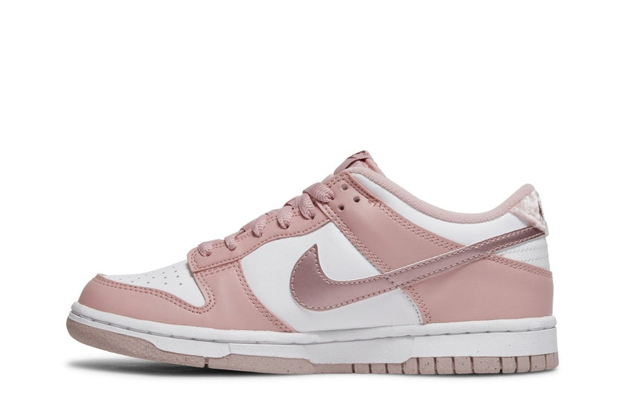 Vista lateral do Nike Nike Dunk Low Pink Velvet mostrando design do cabedal e logo da marca