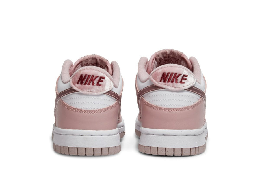 Vista superior do Nike Nike Dunk Low Pink Velvet mostrando abertura, lingueta e cadarços