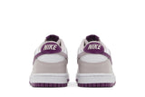 Vista superior do Nike Nike Dunk Low Platinum Violet mostrando abertura, lingueta e cadarços