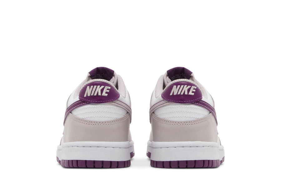 Vista superior do Nike Nike Dunk Low Platinum Violet mostrando abertura, lingueta e cadarços