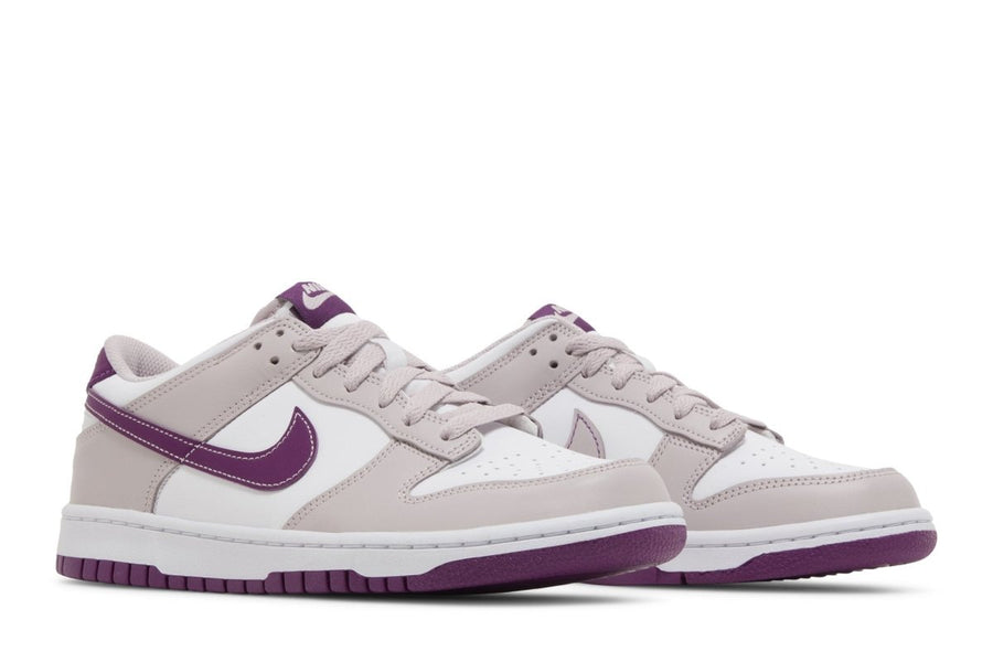 Vista frontal do Nike Nike Dunk Low Platinum Violet mostrando biqueira e costuras