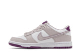 Vista lateral do Nike Nike Dunk Low Platinum Violet mostrando design do cabedal e logo da marca