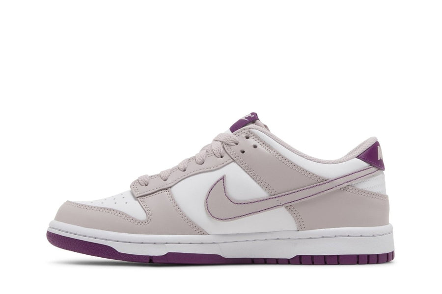Vista lateral do Nike Nike Dunk Low Platinum Violet mostrando design do cabedal e logo da marca