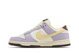 Vista lateral do Nike Nike Dunk Low PRM Lilac Bloom Colorido mostrando design do cabedal e logo da marca