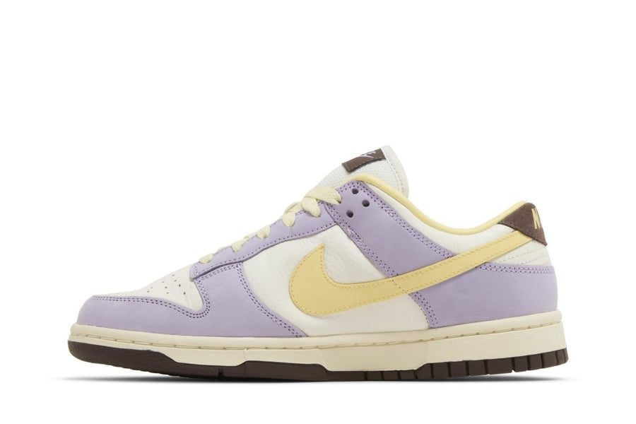 Vista lateral do Nike Nike Dunk Low PRM Lilac Bloom Colorido mostrando design do cabedal e logo da marca