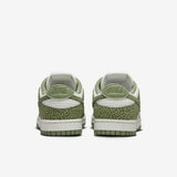 Vista superior do Nike Nike Dunk Low Safari Oil Green mostrando abertura, lingueta e cadarços