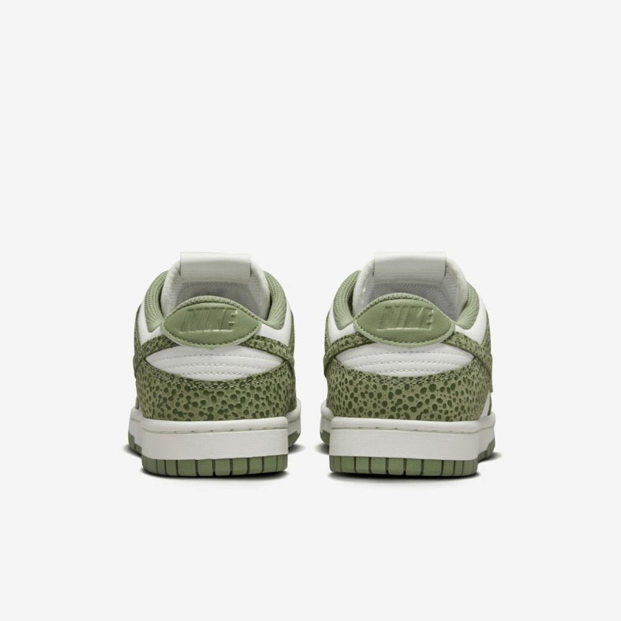 Vista superior do Nike Nike Dunk Low Safari Oil Green mostrando abertura, lingueta e cadarços