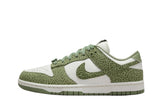 Vista lateral do Nike Nike Dunk Low Safari Oil Green mostrando design do cabedal e logo da marca