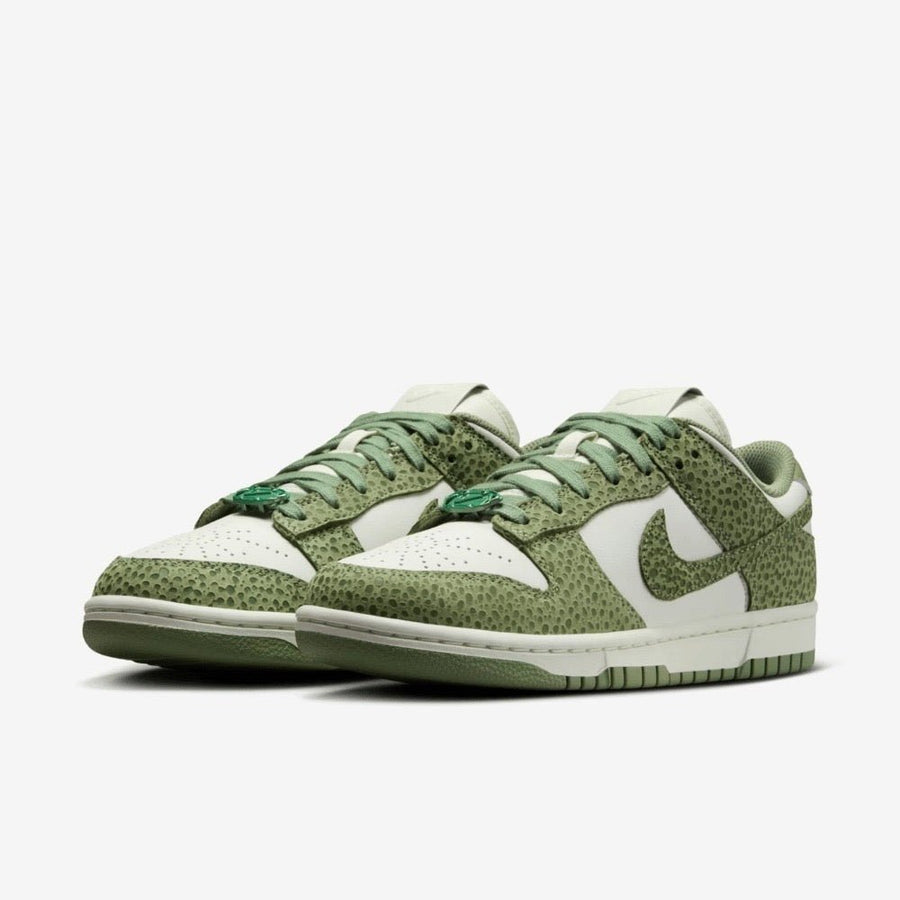 Vista frontal do Nike Nike Dunk Low Safari Oil Green mostrando biqueira e costuras