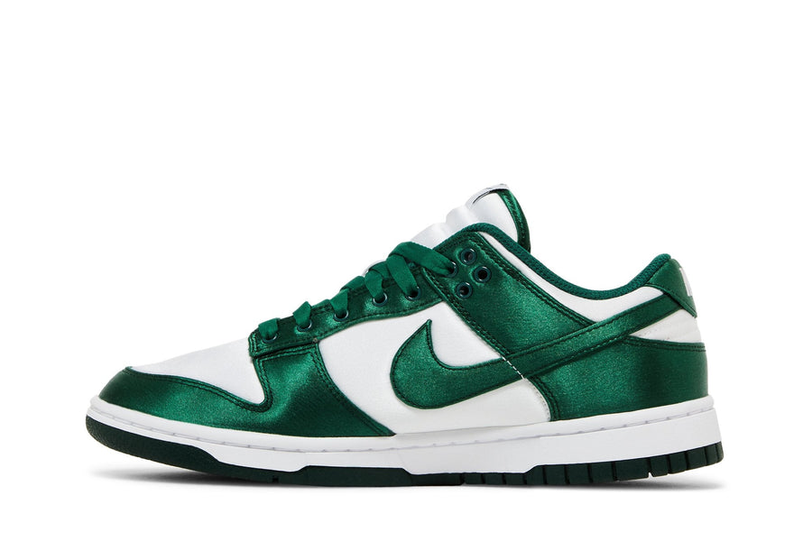 Vista lateral do Nike Nike Dunk Low Satin Green mostrando design do cabedal e logo da marca