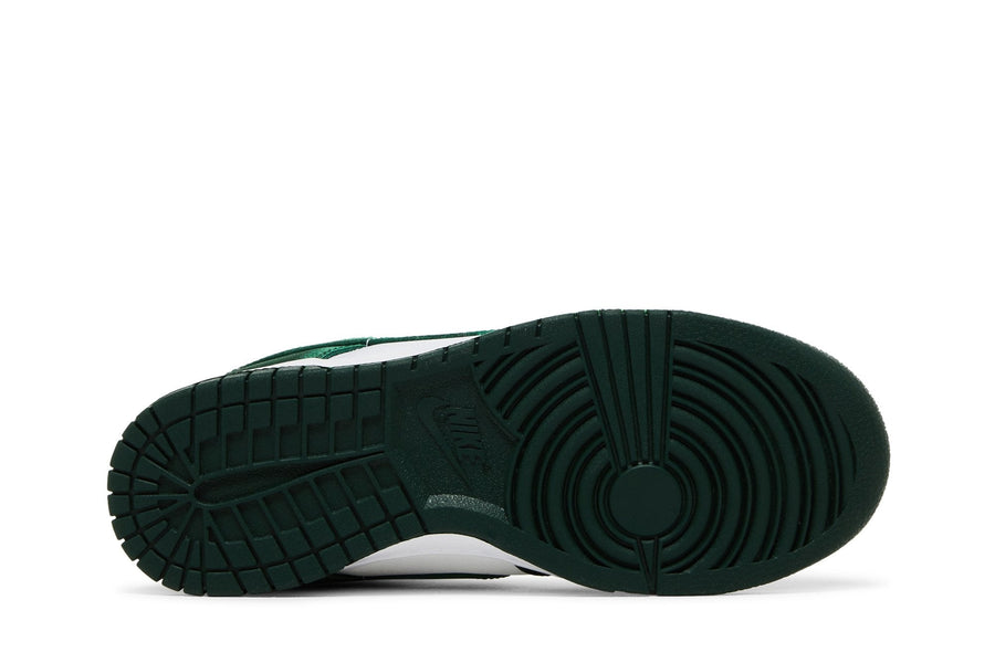 Vista traseira do Nike Nike Dunk Low Satin Green mostrando calcanheira e detalhes do solado