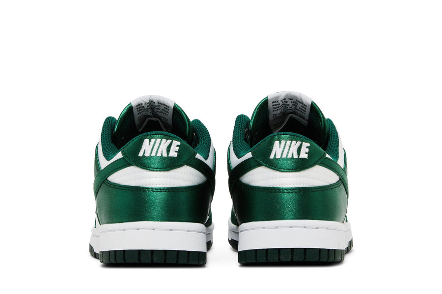 Vista superior do Nike Nike Dunk Low Satin Green mostrando abertura, lingueta e cadarços