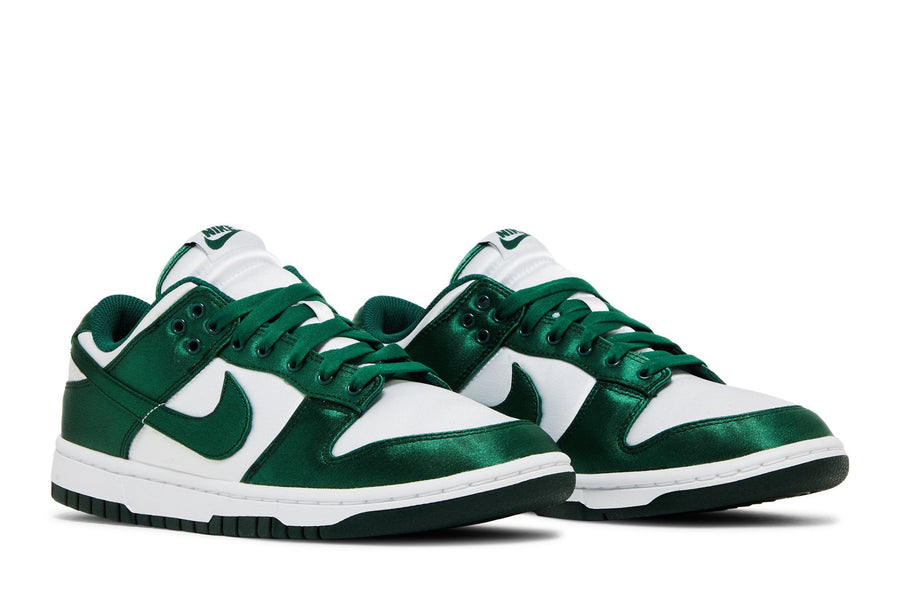 Vista frontal do Nike Nike Dunk Low Satin Green mostrando biqueira e costuras