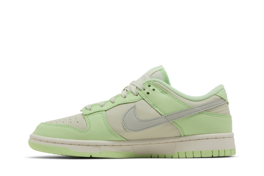 Vista lateral do Nike Nike Dunk Low Sea Glass mostrando design do cabedal e logo da marca