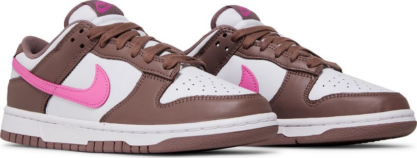 Vista superior do Nike Nike Dunk Low Smokey Mauve mostrando abertura, lingueta e cadarços