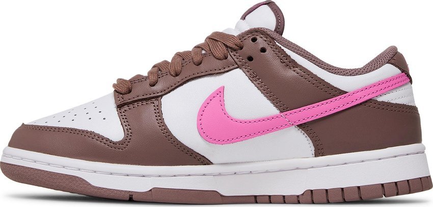 Vista lateral do Nike Nike Dunk Low Smokey Mauve mostrando design do cabedal e logo da marca