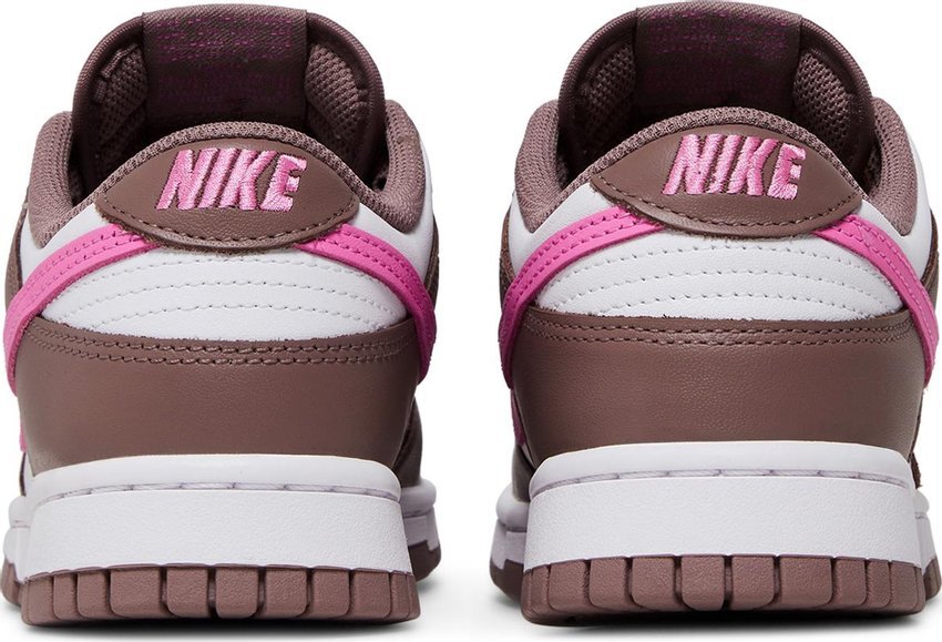 Vista traseira do Nike Nike Dunk Low Smokey Mauve mostrando calcanheira e detalhes do solado