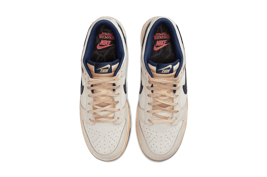 Vista superior do Nike Nike Dunk Low Stranger Things Phantom mostrando abertura, lingueta e cadarços