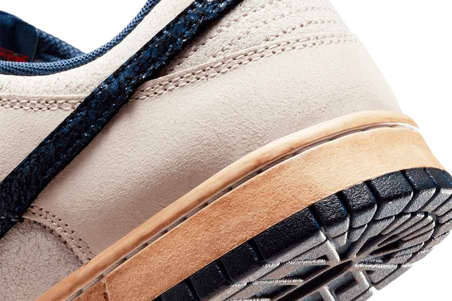 Vista do solado do Nike Nike Dunk Low Stranger Things Phantom mostrando padrão de tração e tecnologia de amortecimento