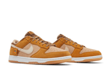 Vista lateral do Nike Nike Dunk Low Teddy Bear mostrando design do cabedal e logo da marca