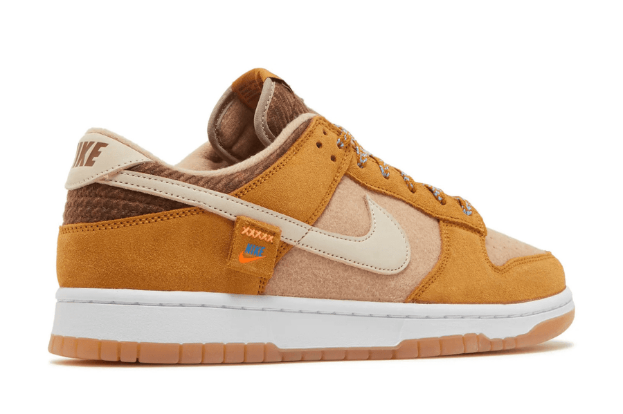 Vista superior do Nike Nike Dunk Low Teddy Bear mostrando abertura, lingueta e cadarços