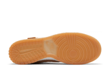 Vista traseira do Nike Nike Dunk Low Teddy Bear mostrando calcanheira e detalhes do solado