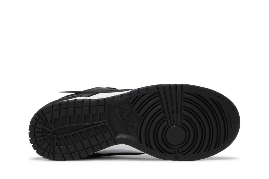 Vista traseira do Nike Nike Dunk Low Twist Panda mostrando calcanheira e detalhes do solado