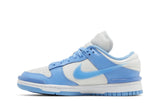 Vista lateral do Nike Nike Dunk Low Twist University Blue mostrando design do cabedal e logo da marca