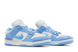 Vista frontal do Nike Nike Dunk Low Twist University Blue mostrando biqueira e costuras