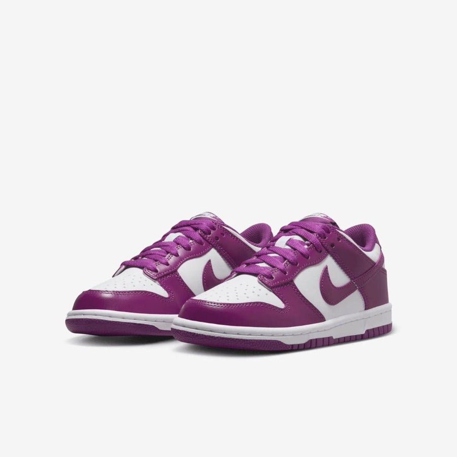 Vista frontal do Nike Nike Dunk Low Viotech mostrando biqueira e costuras