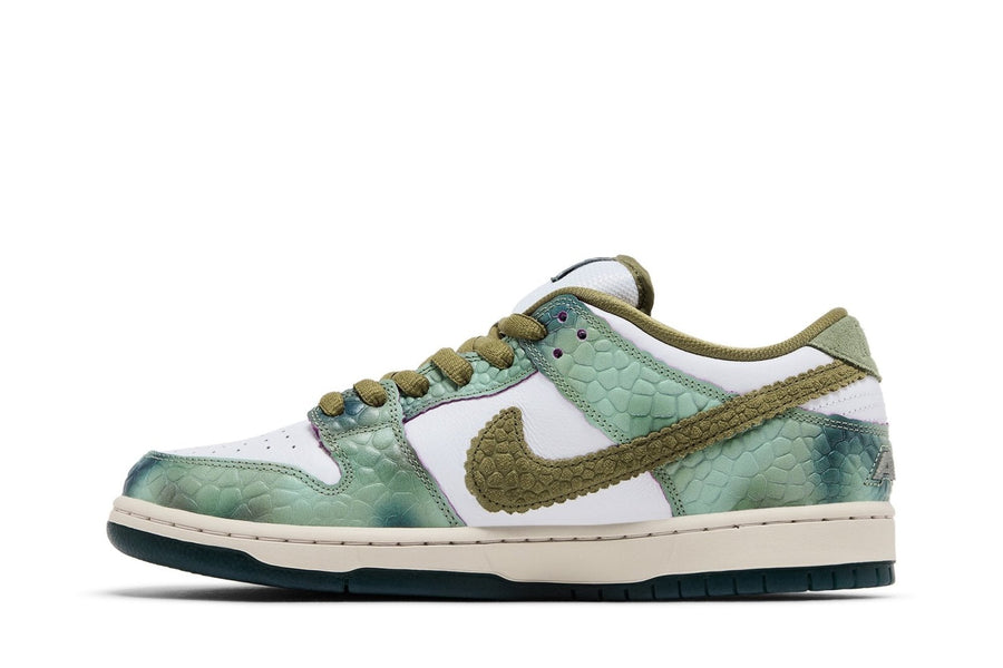 Vista lateral do Nike Nike Dunk Sb x Alexis Sablone Chameleon mostrando design do cabedal e logo da marca