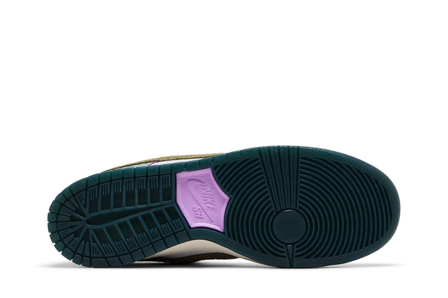 Vista traseira do Nike Nike Dunk Sb x Alexis Sablone Chameleon mostrando calcanheira e detalhes do solado