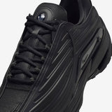 Vista frontal do Nike Nike Hot Step 2 x NOCTA Black mostrando biqueira e costuras
