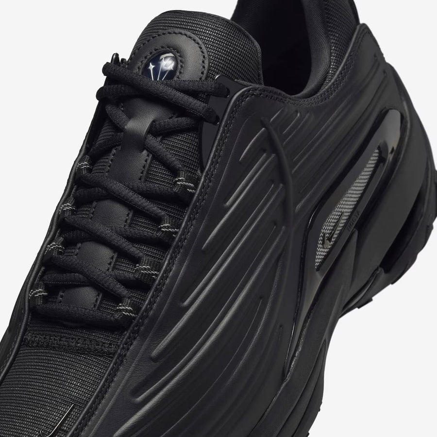 Vista frontal do Nike Nike Hot Step 2 x NOCTA Black mostrando biqueira e costuras