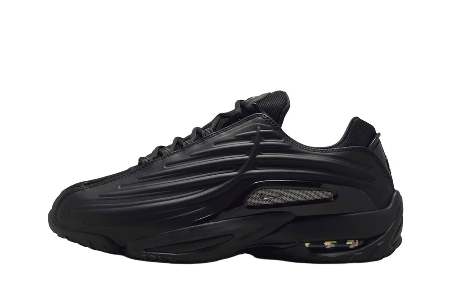 Vista lateral do Nike Nike Hot Step 2 x NOCTA Black mostrando design do cabedal e logo da marca