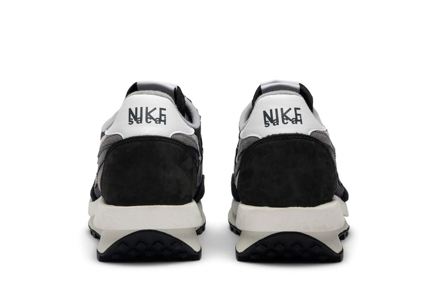 Vista superior do Nike Nike LD Waffle x Sacai Black mostrando abertura, lingueta e cadarços