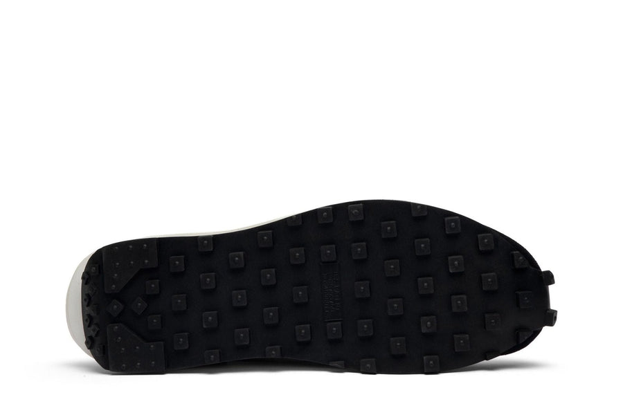 Vista traseira do Nike Nike LD Waffle x Sacai Black mostrando calcanheira e detalhes do solado
